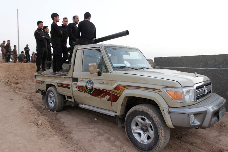 © Reuters. Kurdish Peshmerga fighters ride in a vehicule in the Southwest of Kirkuk