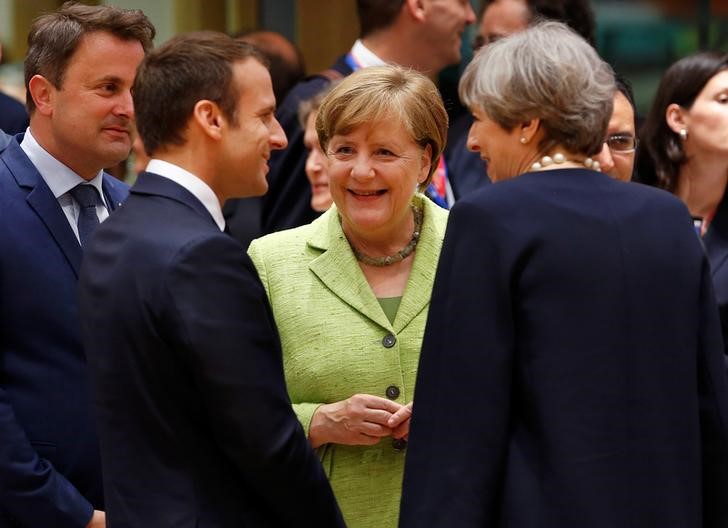 © Reuters. O presidente francês Emmanuel Macron (à esquerda), a chanceler alemã Angela Merkel (centro) e a primeira-ministra britânica Theresa May (à direita) durante cúpula da União Europeia em Bruxelas, na Bélgica