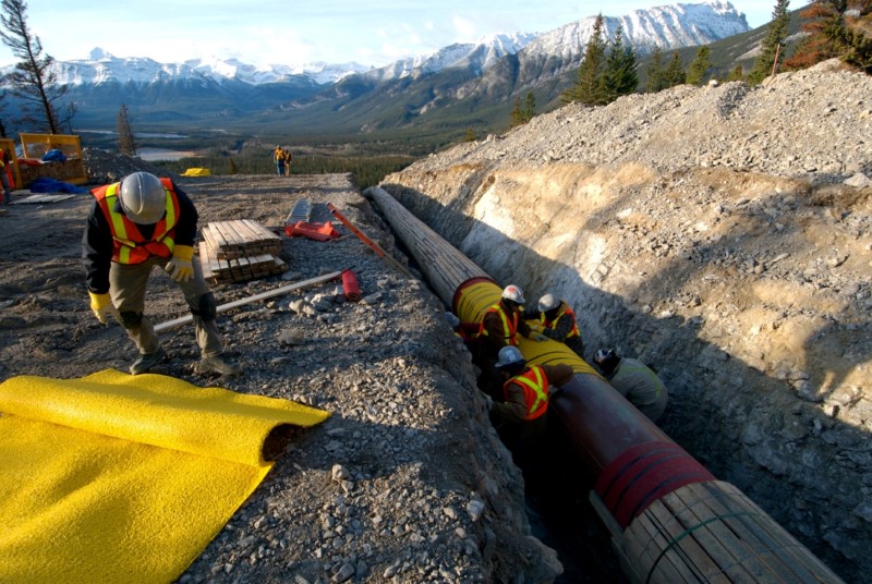 © Reuters. File Photo: Workers construct the Anchor Loop section of Kinder Morgan's Trans Canada Pipeline in Jasper National Park