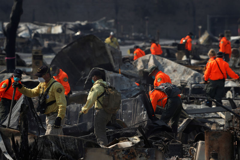 © Reuters. حرائق الغابات تستعر في كاليفورنيا مع وصول عدد القتلى إلى مستوى قياسي