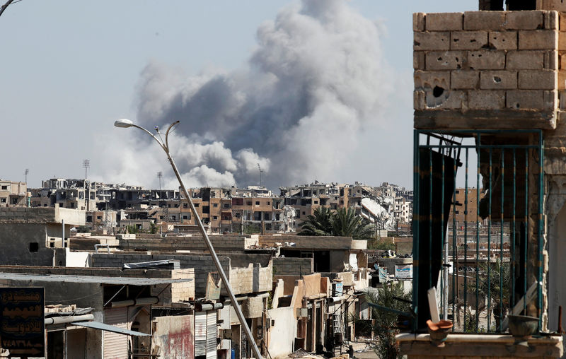 © Reuters. Smoke rises near the stadium where the Islamic State militants are holed up after an air strike by coalition forces at the frontline in Raqqa