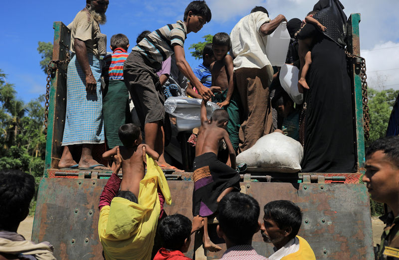 © Reuters. جيش ميانمار يبدأ تحقيقا في عمليات قتل وانتهاكات ضد مسلمي الروهينجا