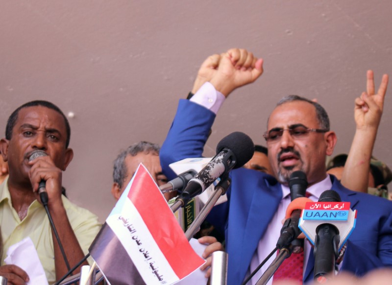 © Reuters. Dismissed governor of the southern Yemeni port city of Aden, Aidaroos al-Zubaidi, waves to supporters of the separatist Southern Movement as they demonstrated in Aden, Yemen
