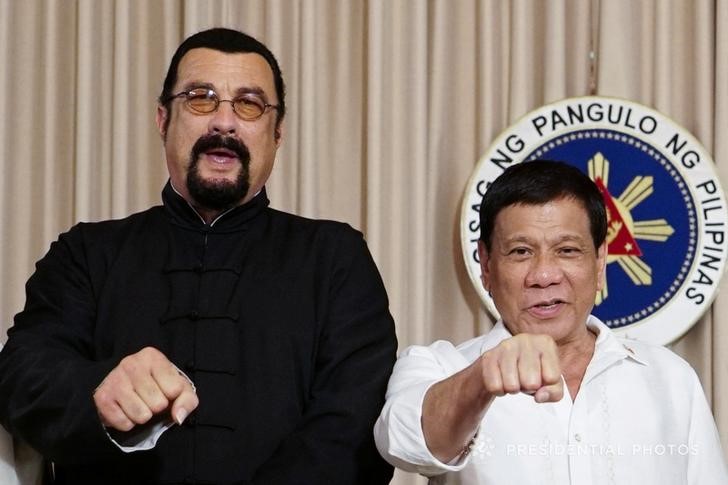 © Reuters. الممثل الأمريكي ستيفن سيجال يتحدث مع رئيس الفلبين عن الحرب على المخدرات