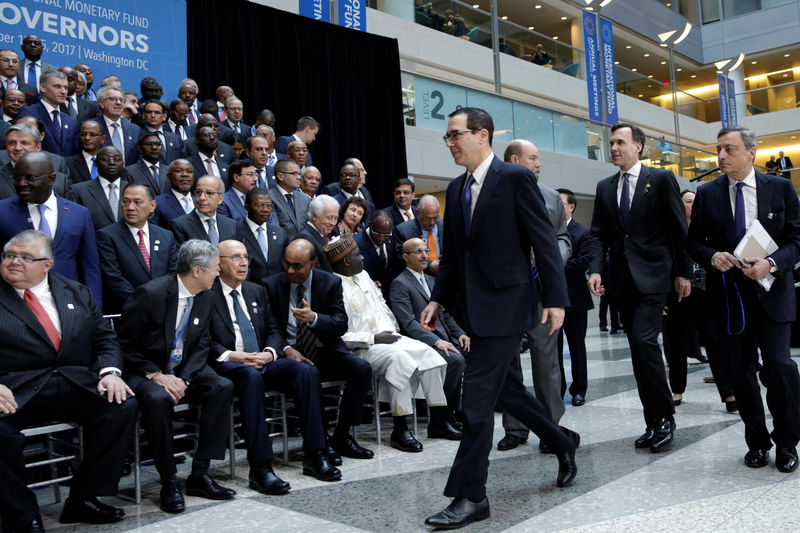 © Reuters. U.S. Treasury Secretary Steve Mnuchin arrives at IMF Governors family photo during the IMF/World Bank annual meetings in Washington