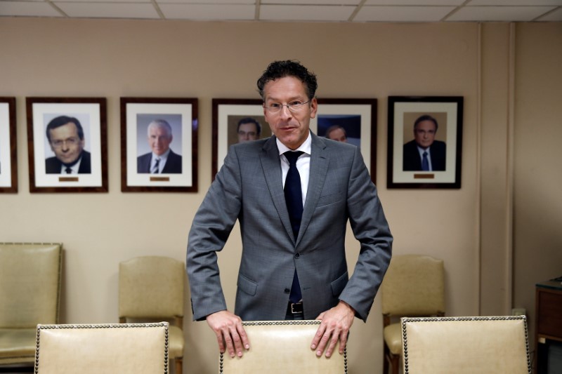 © Reuters. Dutch Finance Minister and Eurogroup President Dijsselbloem is seen before his meeting with Greek Finance Minister Tsakalotos at the Finance ministry in Athens