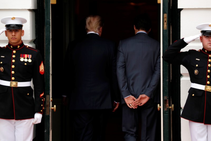 © Reuters. Trump welcomes Canada's Trudeau before their about NAFTA at the White House in Washington