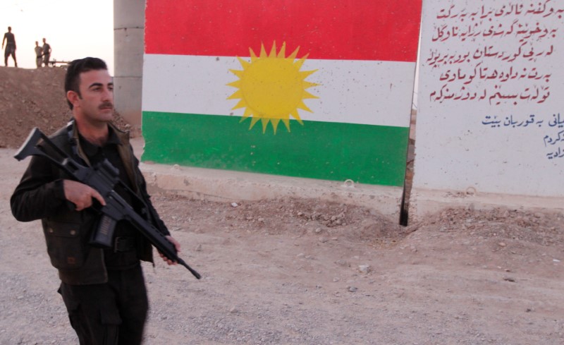 © Reuters. الأكراد يرفضون إنذارا من الحشد الشعبي للانسحاب من تقاطع مهم جنوبي كركوك