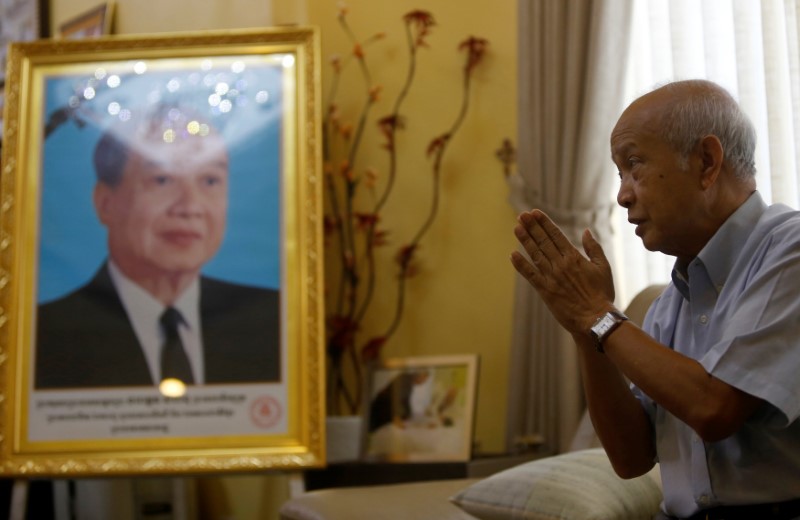 © Reuters. Prince Norodom Ranariddh gestures during an interview with Reuters at his home in central Phnom Penh