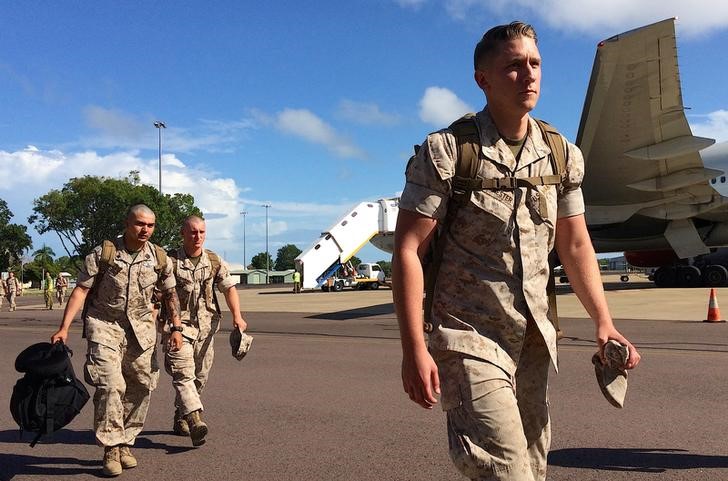 © Reuters. U.S. Marines walk after disembarking a plane after they arrived for the sixth annual Marines' deployment at Darwin in northern Australia