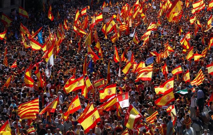 © Reuters. A pro-union demonstration organised by the Catalan Civil Society organisation makes its way through the streets of Barcelona