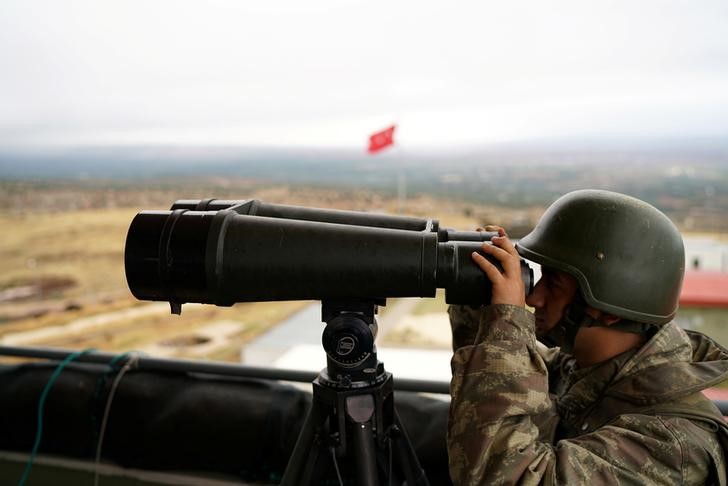 © Reuters. معارضون سوريون:الجيش التركي يوسع انتشاره في شمال غرب سوريا