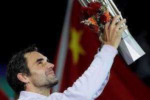 © Reuters. Federer arrolla a Nadal para hacerse con el Masters de Shanghái