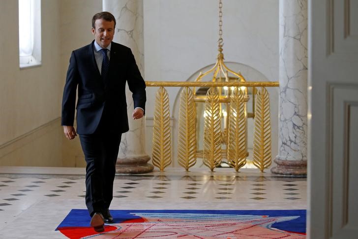 © Reuters. French President Emmanuel Macron arrives for a meeting French labour union representatives at the Elysee Palace in Paris