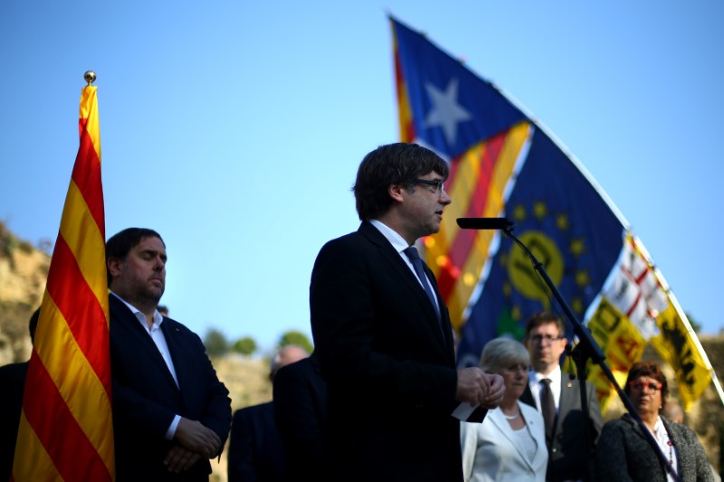 © Reuters. Catalan President Carles Puigdemont delivers a speech at the memorial of "Fossar de la Pedrera" (Pedrera mass grave) in Barcelona,