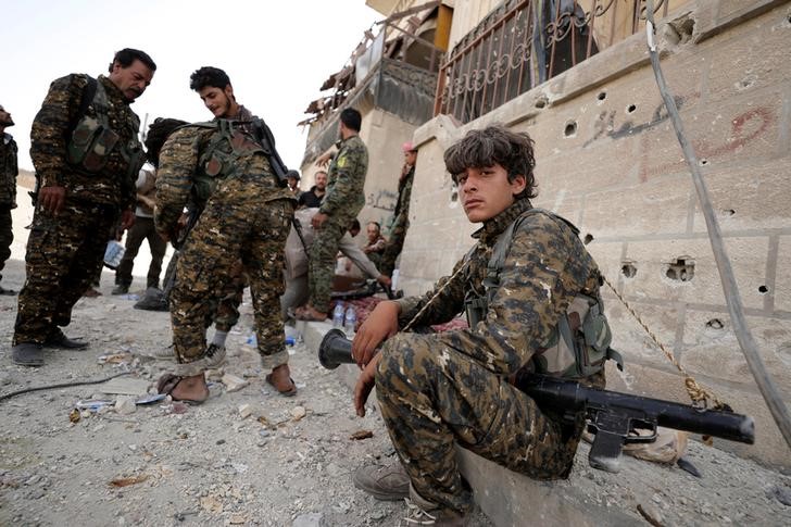 © Reuters. قوات سوريا الديمقراطية: 200 إلى 300 مقاتل من الدولة الإسلامية ما زالوا في الرقة