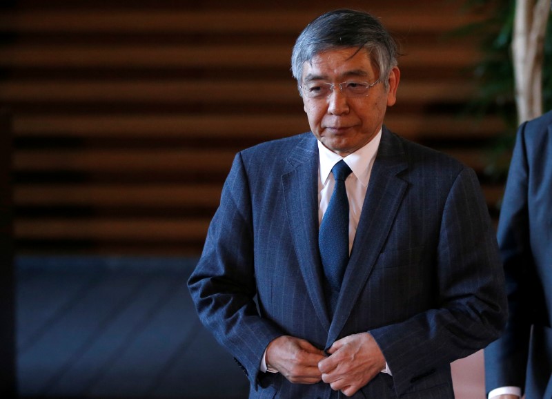 © Reuters. BOJ Governor Kuroda walks after meeting with Japan's PM Abe at Abe's official residence in Tokyo