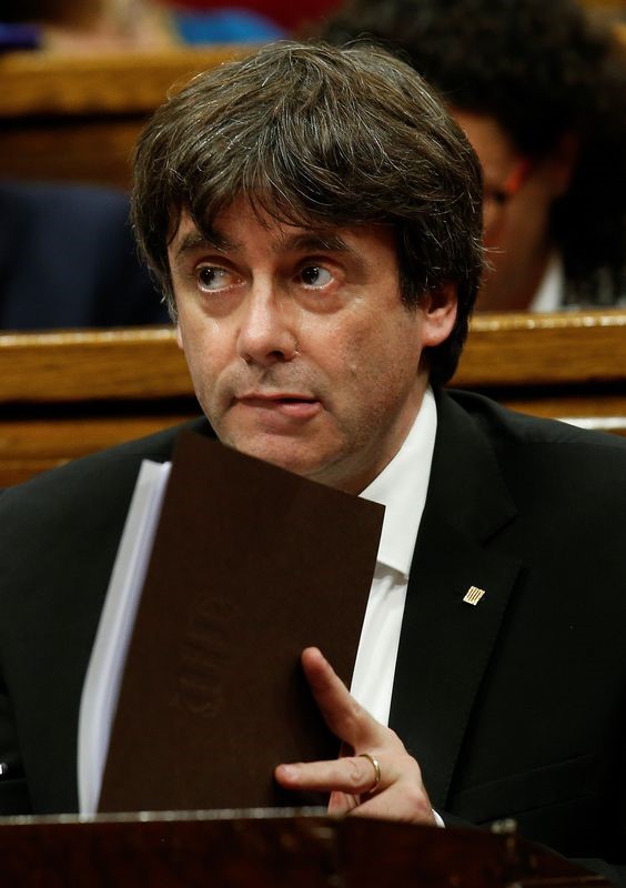 © Reuters. زعيم إقليم قطالونيا في إسبانيا يدعو للهدوء قبل انقضاء مهلة حددتها مدريد