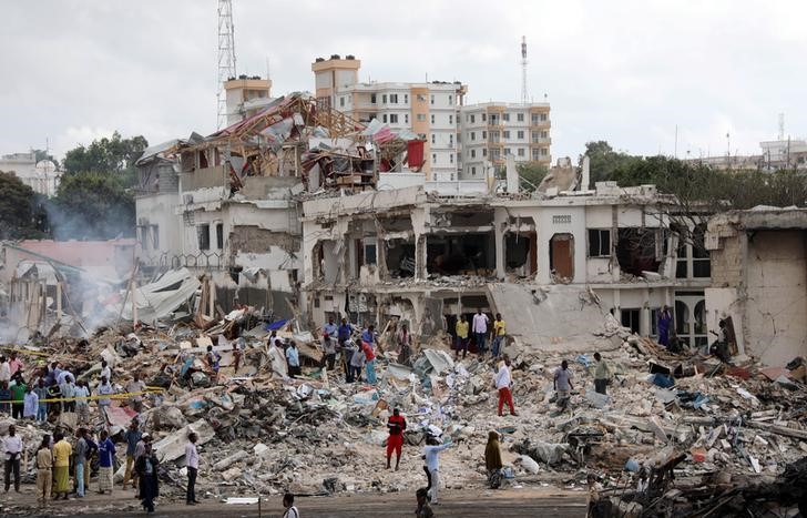 © Reuters. ارتفاع عدد ضحايا هجومي الصومال إلى أكثر من 200 قتيل