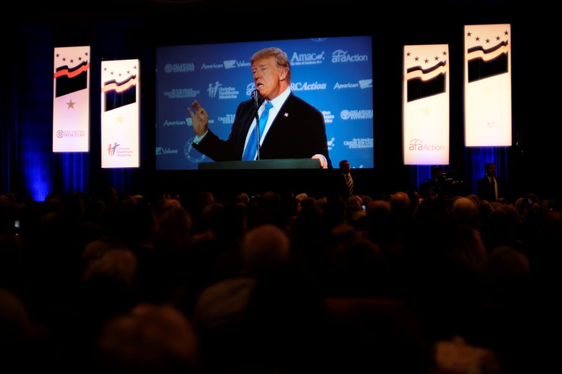 © Reuters. U.S. President Donald Trump addresses the Values Voter Summit of the Family Research Council in Washington