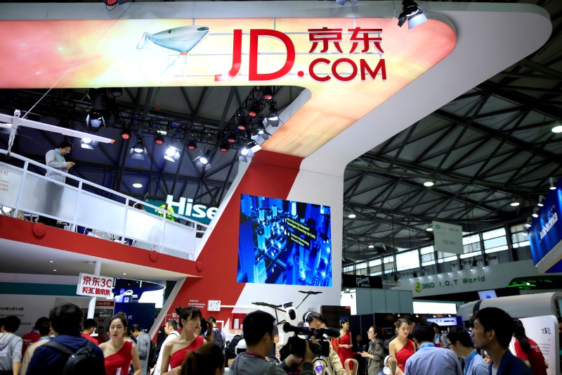 © Reuters. FILE PHOTO: A sign of China's e-commerce company JD.com is seen at CES Asia 2016 in Shanghai