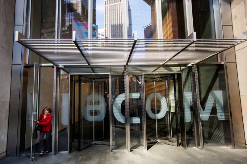 © Reuters. FILE PHOTO - A woman exits the Viacom Inc. headquarters in New York