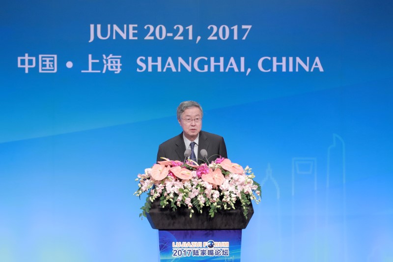 © Reuters. FILE PHOTO: China's central bank governor Zhou Xiaochuan delivers a speech during the annual Lujiazui Forum in Shanghai