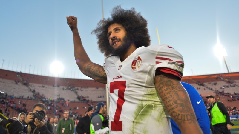 © Reuters. FILE PHOTO - Colin Kaepernick pumps his fist as he acknowledges the cheers at Los Angeles Memorial Coliseum in Los Angeles