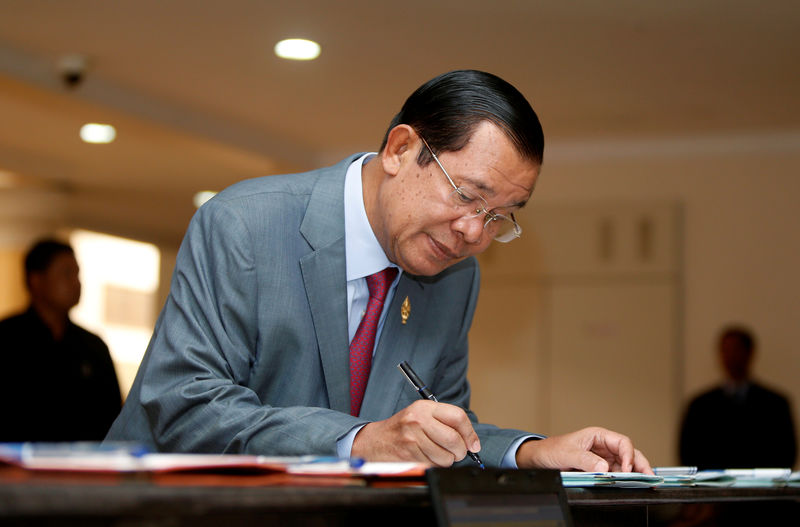 © Reuters. Cambodia's PM Hun Sen registers as he arrives before a plenary session at the National Assembly of Cambodia in central Phnom Penh