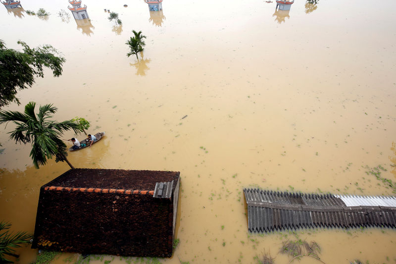 © Reuters. فيتنام تستعد للإعصار خانون بعد مقتل 72 شخصا بسبب الفيضانات