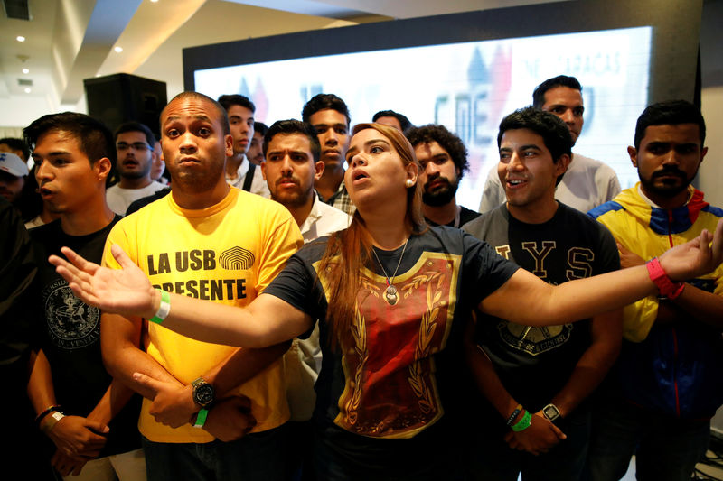 © Reuters. Oficialismo gana elecciones regionales en Venezuela y la oposición denuncia fraude