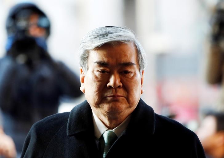 © Reuters. FILE PHOTO: Korean Air Lines Chairman Cho Yang-ho arrives to testify at the second court hearing of his daughter Cho Hyun-ah, also known as Heather Cho, at the Seoul Western District court in Seoul