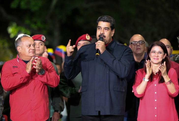 © Reuters. Venezuela's President Nicolas Maduro speaks during a meeting with government members after the announcement of the results of the nationwide election for new governors in Caracas