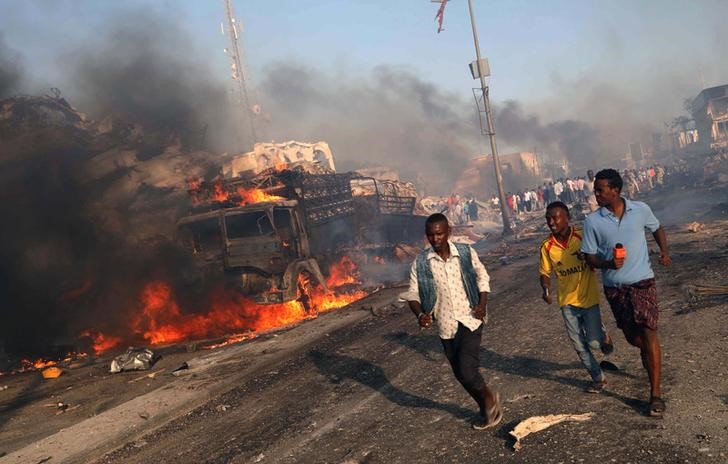 © Reuters. مسعفون: ارتفاع عدد قتلى تفجيري الصومال إلى 263