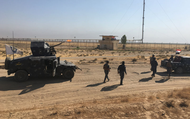 © Reuters. Members of Iraqi federal forces enter oil fields in Kirkuk, Iraq