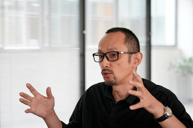 © Reuters. Li Jian, general manager of Suzhou New Hongji Precision Parts Co Ltd, speaks during an interview in Suzhou