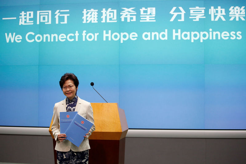 © Reuters. FILE PHOTO - Hong Kong Chief Executive Carrie Lam poses with copies of her policy speech in Hong Kong
