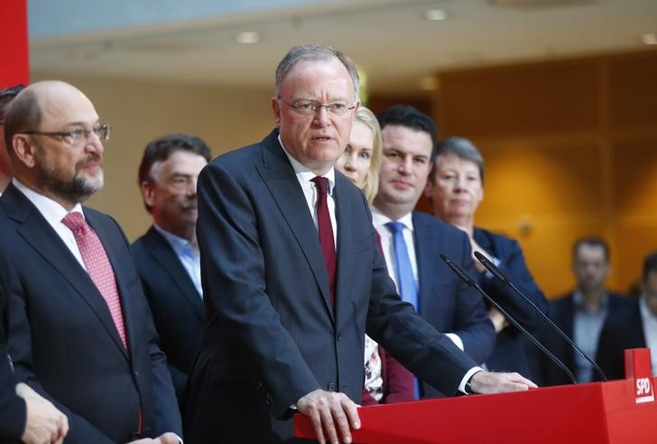 © Reuters. Lower Saxony’s state premier Stephan Weil speaks as he delivers a joint statement with SPD leader Martin Schulz at the party headquarters after state election, in Berlin