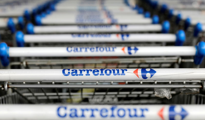 © Reuters. FILE PHOTO: The logo of France-based food retailer Carrefour is seen on shopping trolleys in Sao Paulo