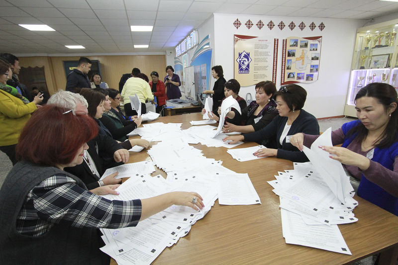 © Reuters. مراقبون: المشكلات التي شابت فرز الأصوات في قرغيزستان "كبيرة"