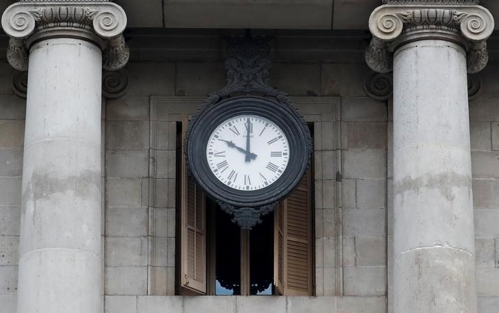 © Reuters. A clock in Sant Jaume square, in front of the regional government headquarters, the Generalitat, is seen at ten o'clock in Barcelona