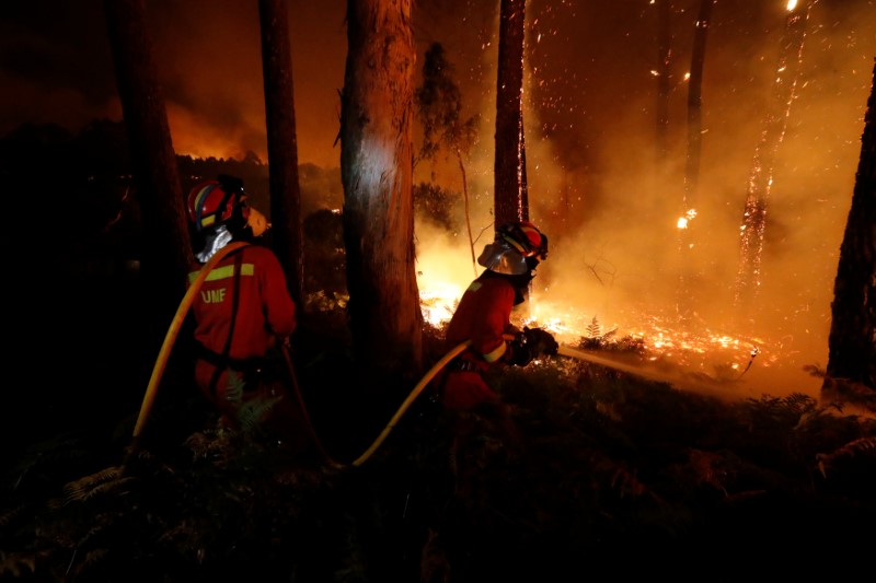 © Reuters. Bombeiros trabalham para apagar incêndio perto do município de As Neves, na Espanha