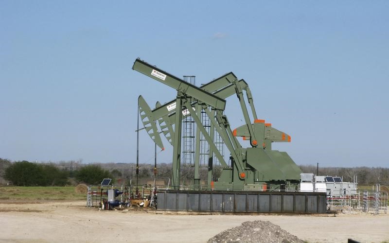 © Reuters. FILE PHOTO --  A pump jack used to help lift crude oil from a well in South Texas’ Eagle Ford Shale formation stands idle in Dewitt County Texas