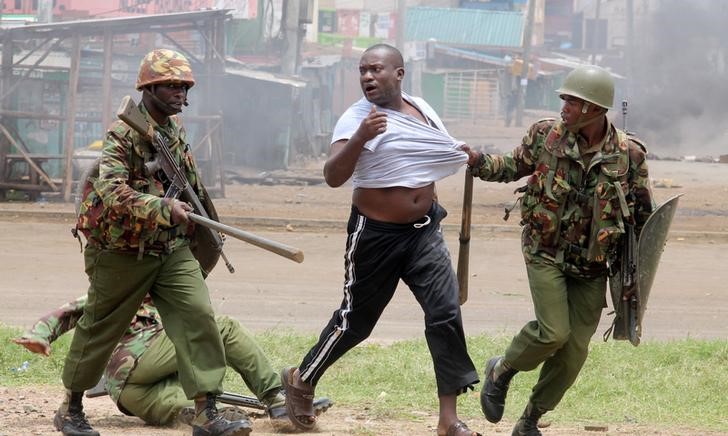 © Reuters. جماعتان حقوقيتان: شرطة كينيا قتلت 33 شخصا على الأقل في نيروبي بعد الانتخابات