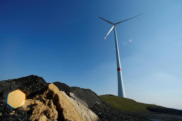 © Reuters. A wind turbine used to generate electricity is seen at the Brinkfortsheide dump near the Ruhr area city of Marl