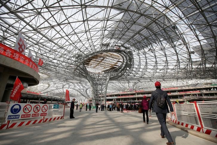 © Reuters. Journalists visit the terminal hall of new Daxing Airport under construction on the outskirts of Beijing