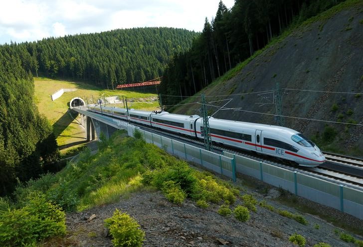 © Reuters. An Intercity Express ICE train of Deutsche Bahn AG is pictured on the new new rail line connecting Berlin and Munich in Goldinsthal near Erfurt