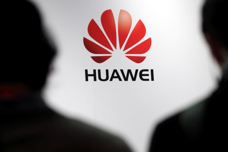© Reuters. FILE PHOTO: Journalists attend the presentation of the Huawei's new smartphone in Paris
