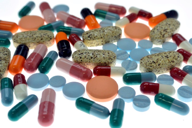 © Reuters. FILE PHOTO: Pharmaceutical tablets and capsules are arranged on table in photo illustration