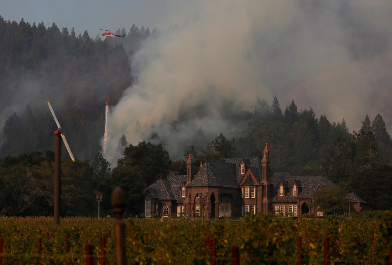 © Reuters. Los bomberos ganan terreno contra los incendios en California, que dejan 40 muertos